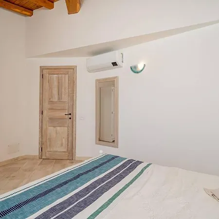 Seafront - 5min To Brandinchi I Exclusive Garden I Private Beach I Bbq I Wi-fi