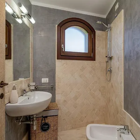 Villa Seafront - 5min To Brandinchi I Exclusive Garden I Private Beach I Bbq I Wi-fi