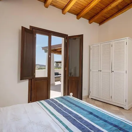 Seafront - 5min To Brandinchi I Exclusive Garden I Private Beach I Bbq I Wi-fi Villa *