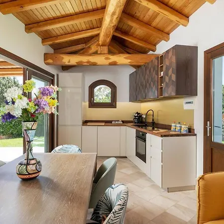Seafront - 5min To Brandinchi I Exclusive Garden I Private Beach I Bbq I Wi-fi *