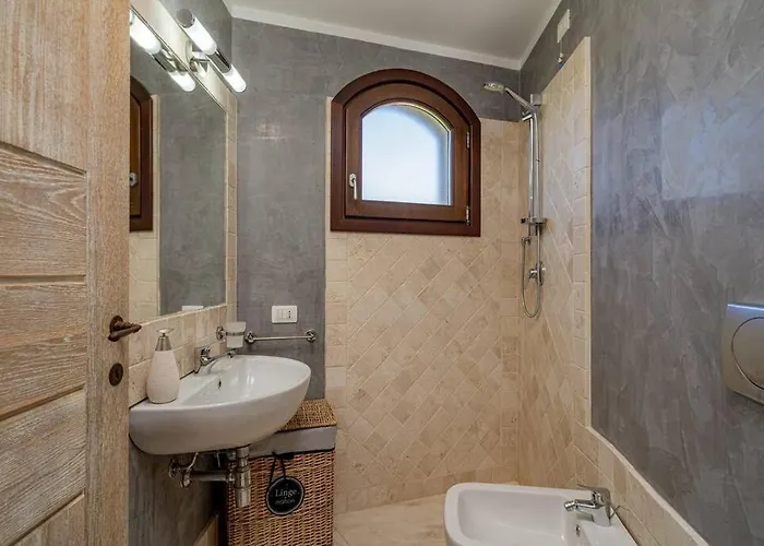 Villa Seafront - 5min To Brandinchi I Exclusive Garden I Private I Bbq I Wi-fi
