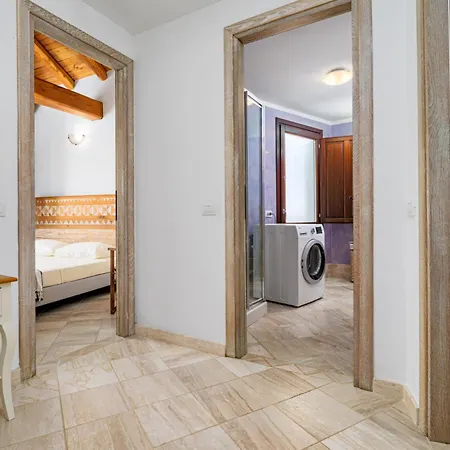 Seafront - 5min To Brandinchi I Exclusive Garden I Private I Bbq I Wi-fi